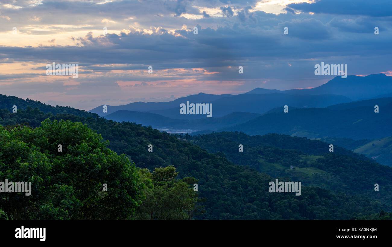 Tramonto sulle montagne di Paraty, Brasile. Foto Stock