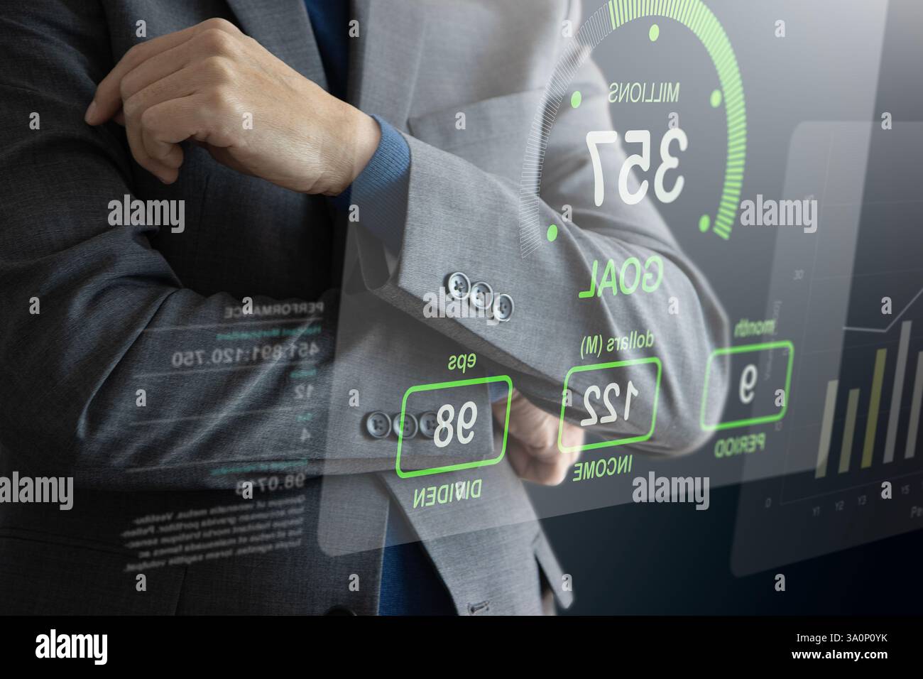 Uomo d'affari che esamina le prestazioni degli investimenti aziendali o il ritorno sugli investimenti sul futuristico dashboard analitico per il piano aziendale Foto Stock