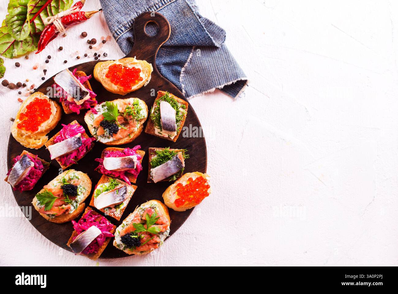 pane con frutti di mare e verdure su tavola di legno Foto Stock