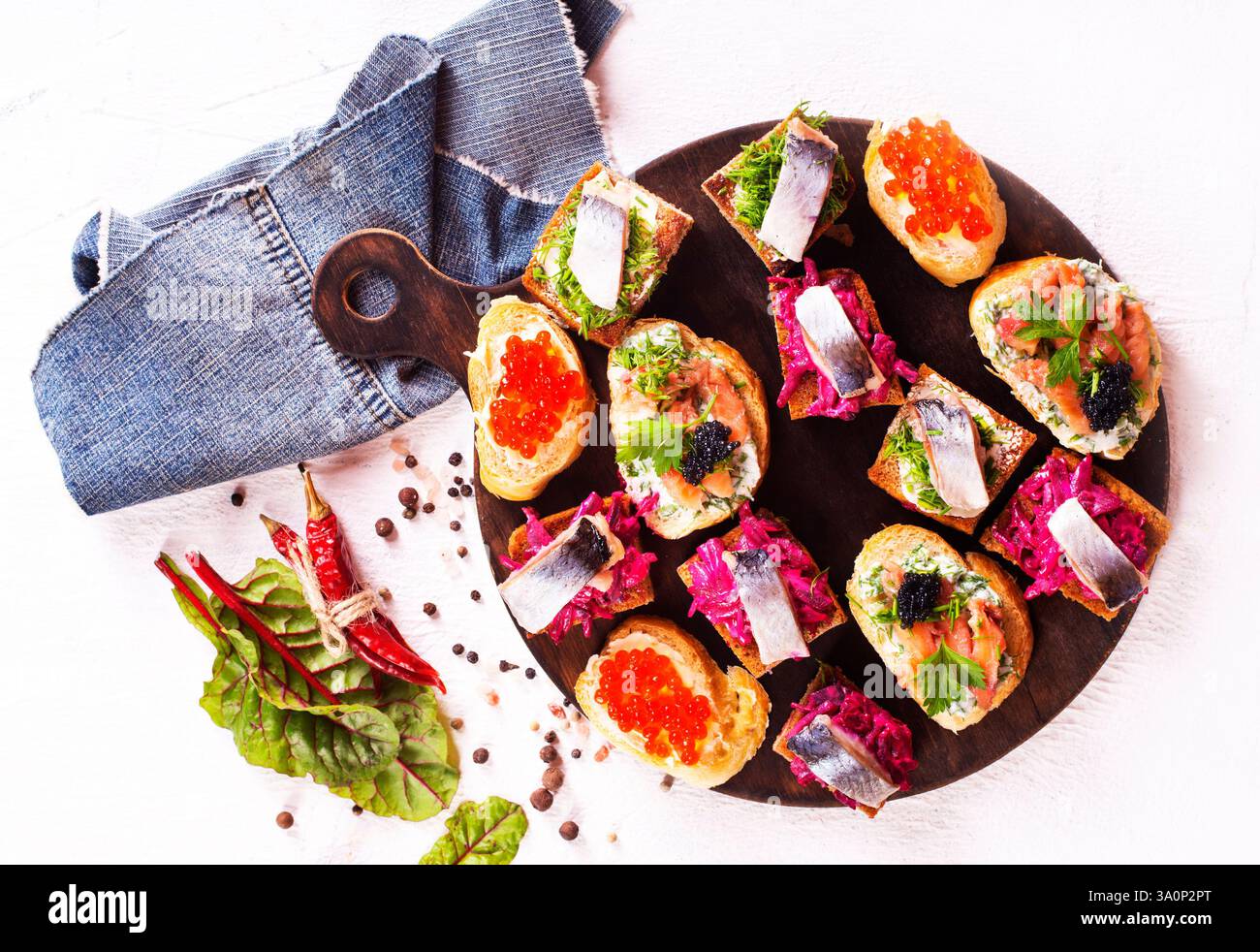pane con frutti di mare e verdure su tavola di legno Foto Stock