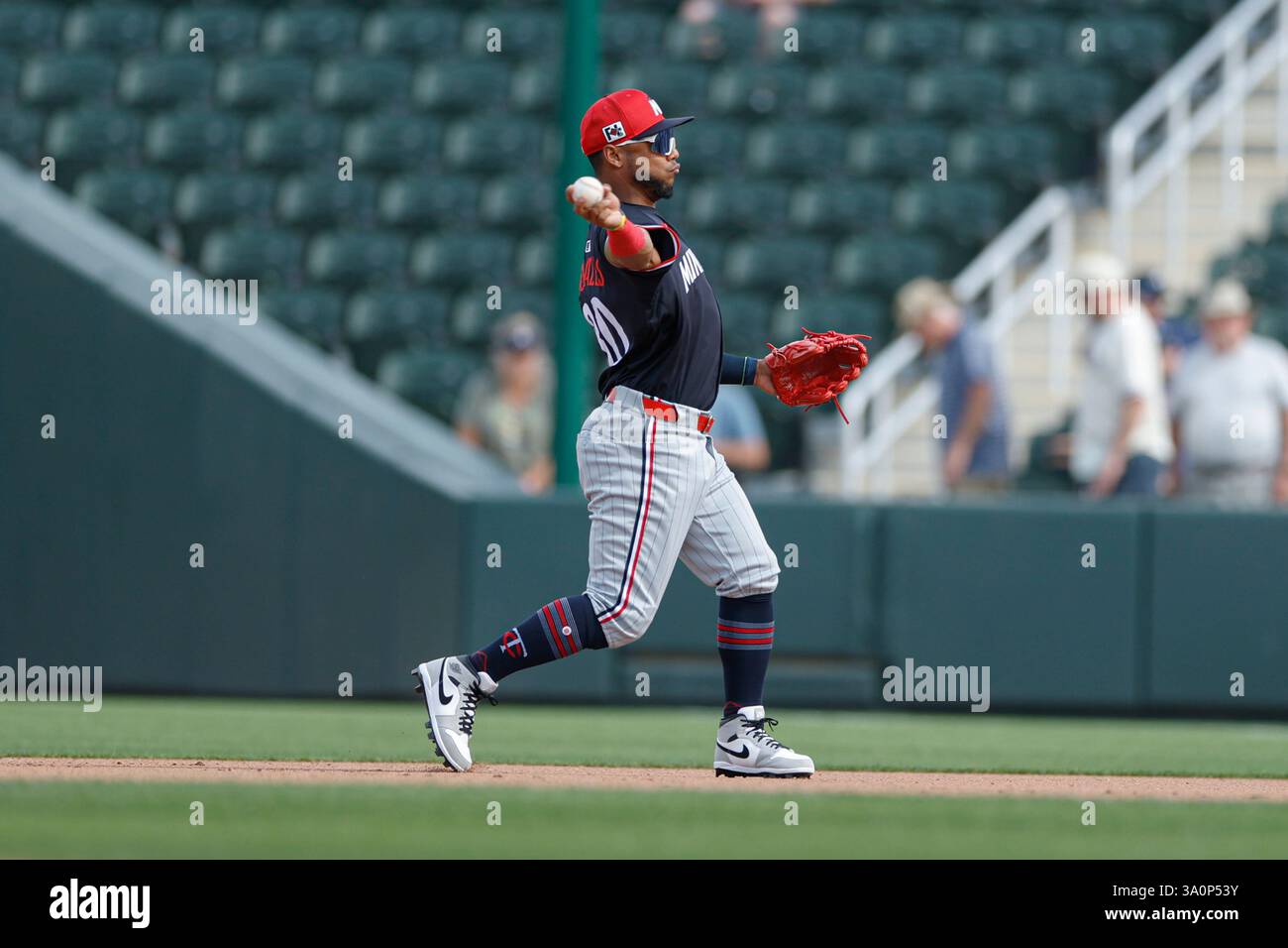 North Port FL USA; il secondo base dei Minnesota Twins Jeferson Morales (80) affronta e getta gli Atlanta Braves lasciando Carlos D. Rodriguez (71) alla prima base durante una partita di allenamento primaverile della MLB martedì 4 marzo 2025 al CoolToday Park. I Braves e i Twins giocarono a un pareggio di 0-0. (Kim Hukari/immagine dello sport) Foto Stock