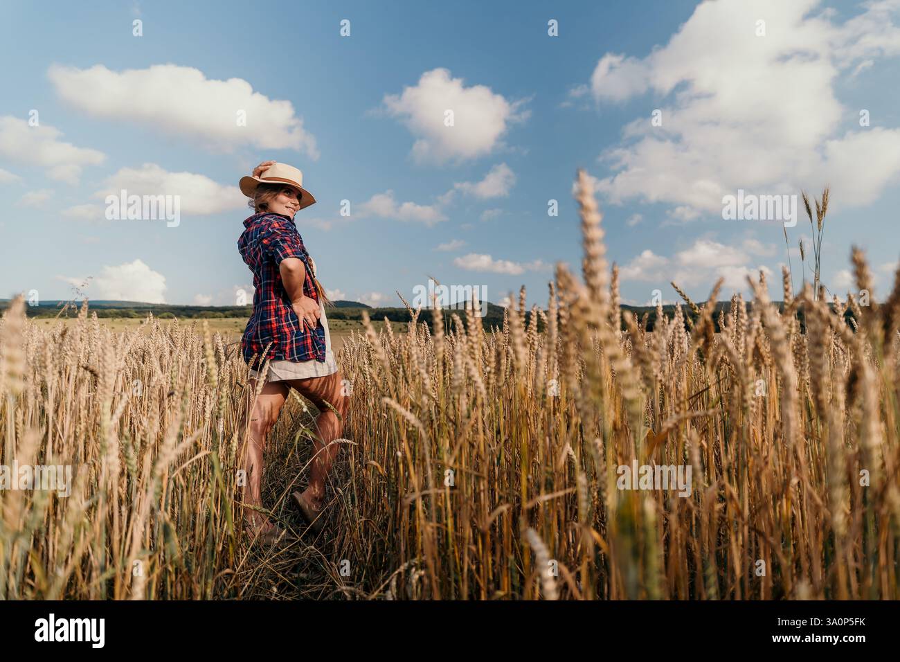 Ragazza di campagna in un campo di grano Foto Stock