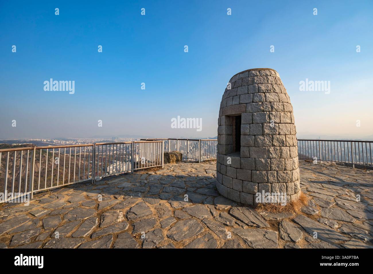 Vista dello skyline della città di Seul nella Corea del Sud presso il Muaksan East Beacon Mound dalla vetta della montagna Ansan Foto Stock
