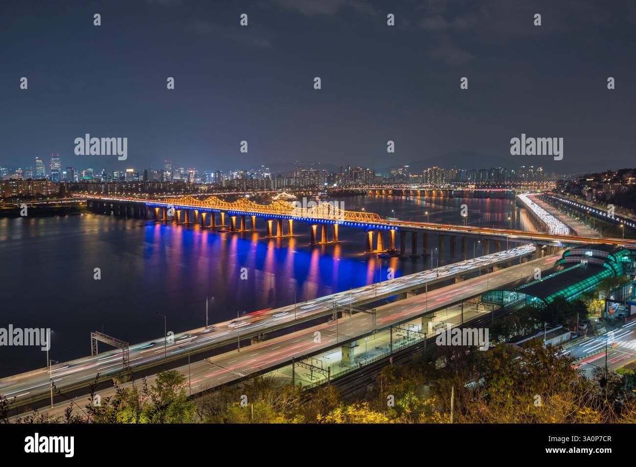 Skyline notturno della città di Seoul nella Corea del Sud con vista sul fiume Han dal Parco Eungbongsan in autunno Foto Stock