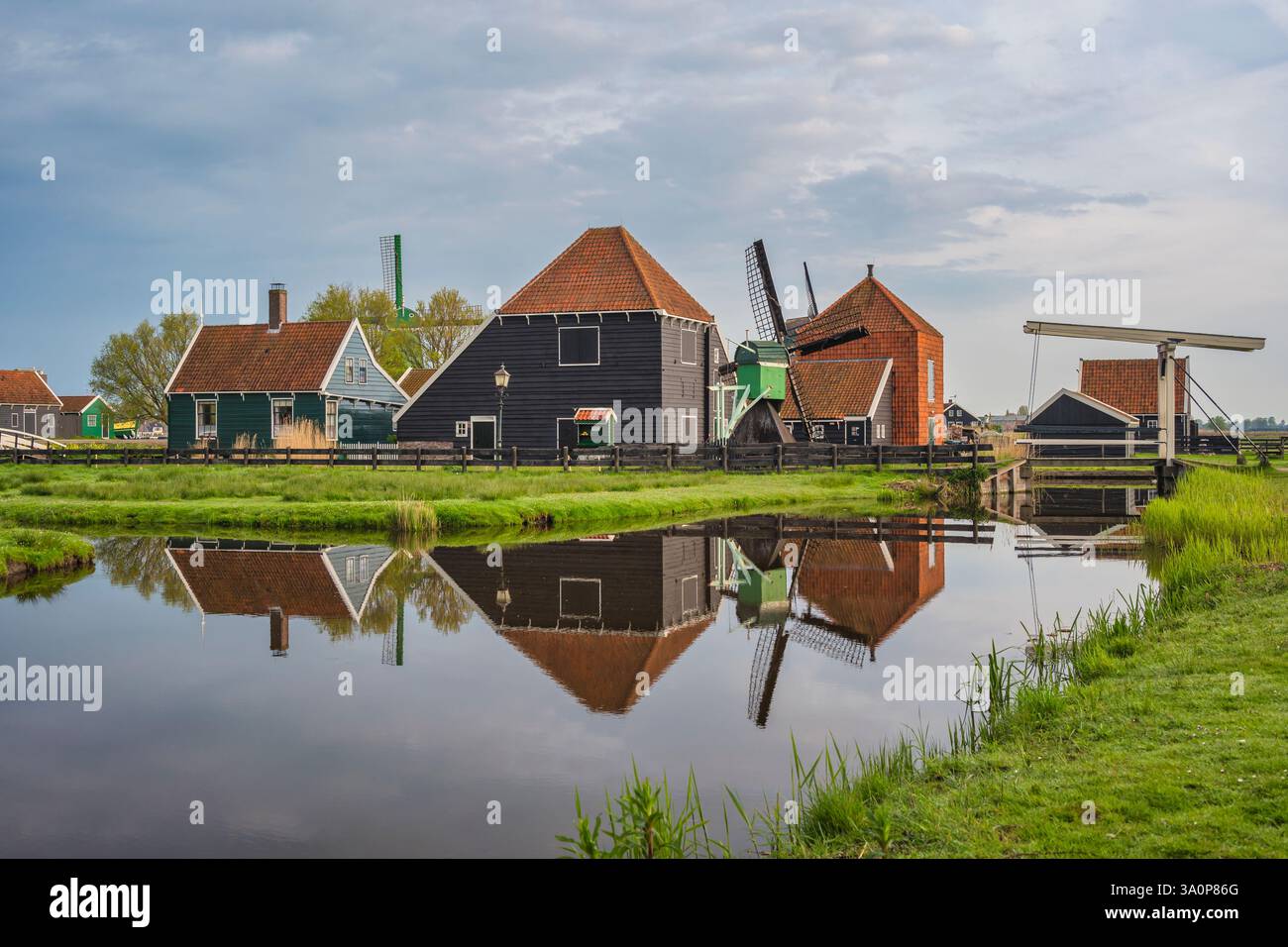 Mulino a vento olandese e casa tradizionale al villaggio di Zaanse Schans, Amsterdam Paesi Bassi Foto Stock