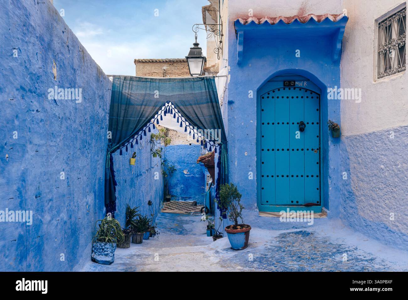 Chefchaouen, una città nel nord del Marocco, è soprannominata la città Blu per i suoi pittoreschi vicoli blu. Foto Stock