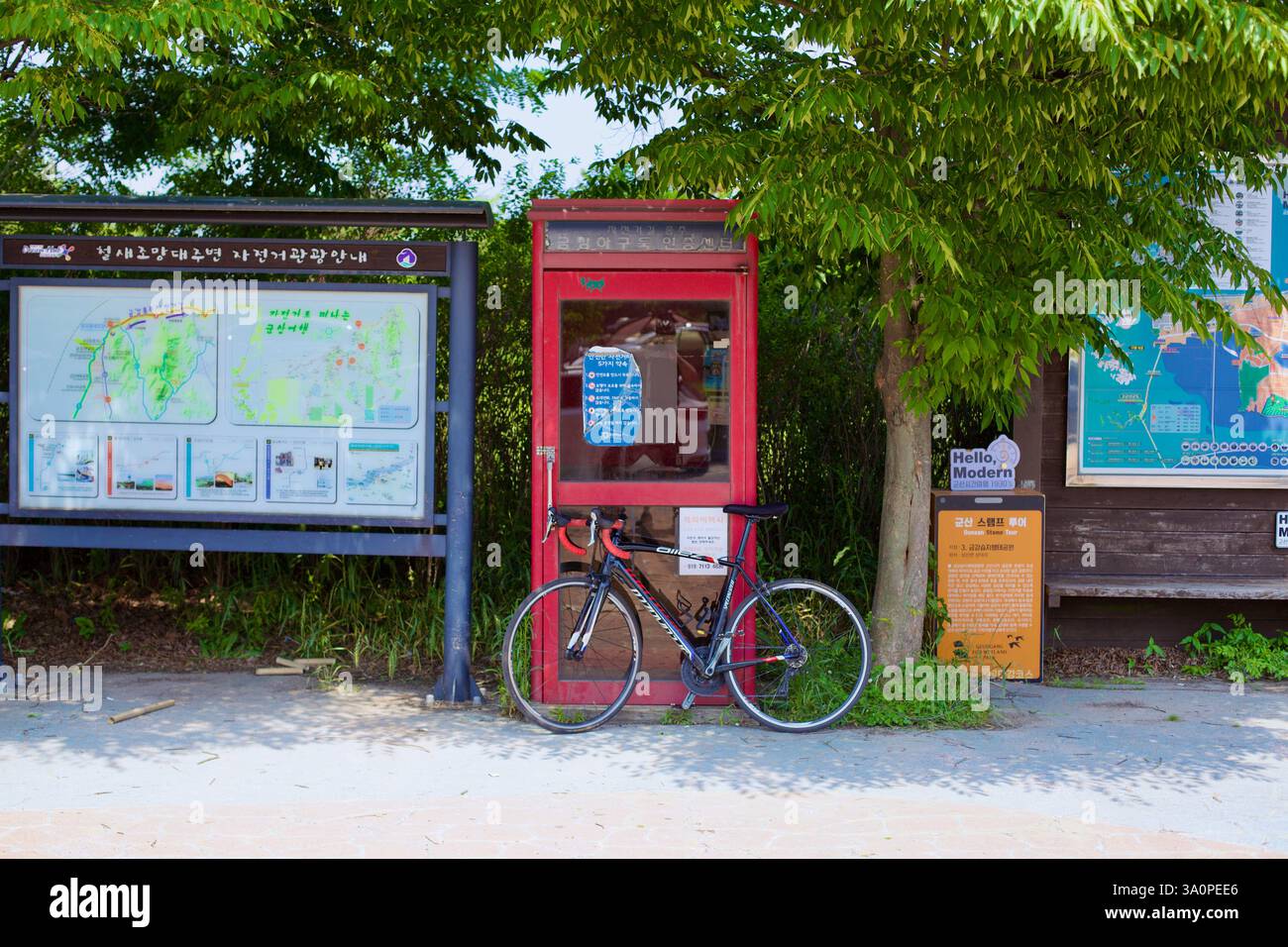 Gunsan, Corea del Sud - 28 maggio 2021: Una bicicletta da strada si appoggia contro il Geumgang Estuary Bank Certification Center, dove i ciclisti della Geumgang Bi Foto Stock