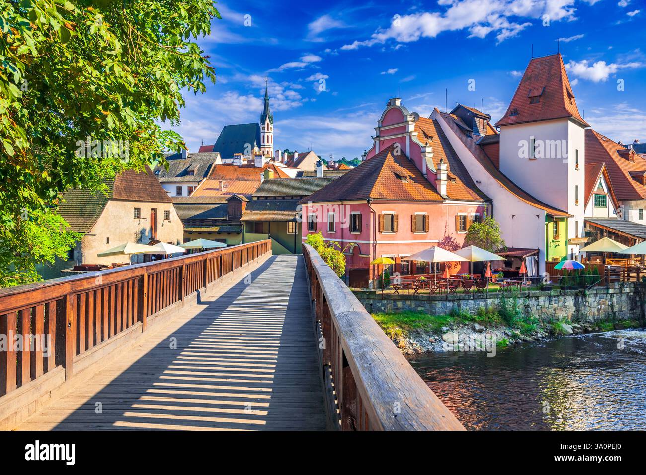 Cesky Krumlov, Repubblica Ceca. Pittoresca città vecchia boema con splendida chiesa medievale di San Vito e fiume Moldava. Foto Stock