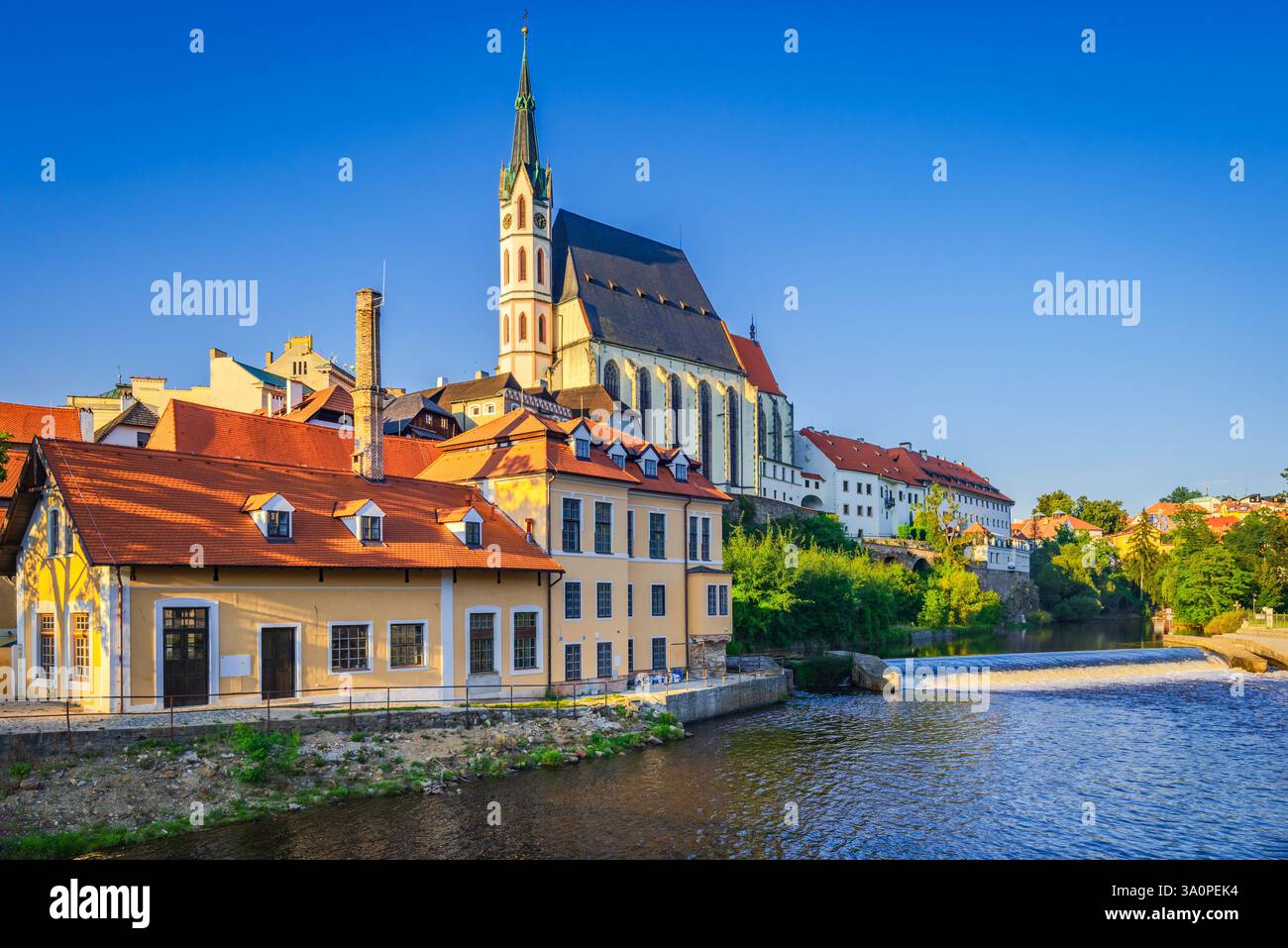Cesky Krumlov, Repubblica Ceca. Pittoresca città vecchia boema con splendida chiesa medievale di San Vito e fiume Moldava. Foto Stock