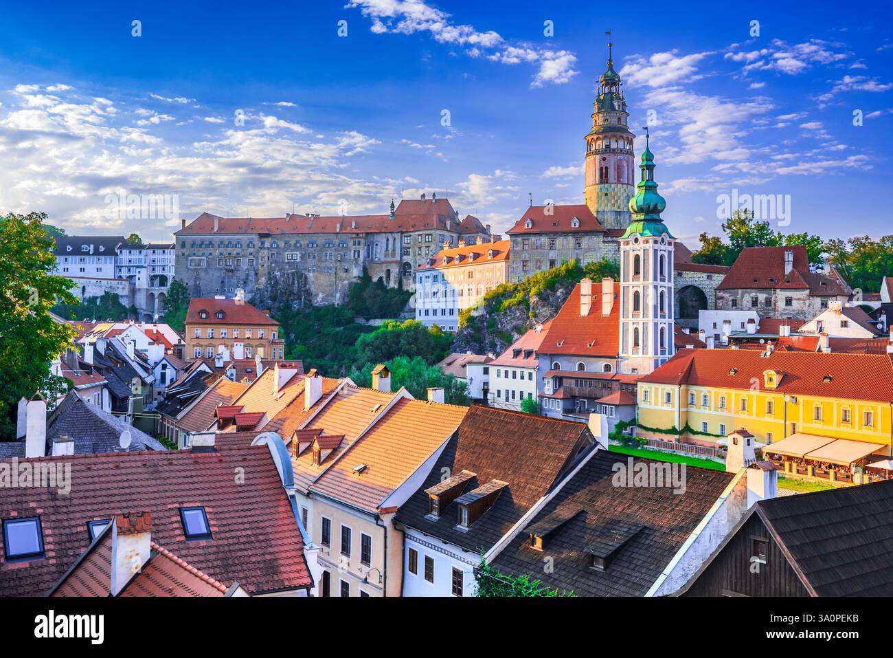 Cesky Krumlov, Repubblica Ceca. Pittoresca città vecchia boema con splendide strade medievali e una splendida giornata estiva di sole. Foto Stock