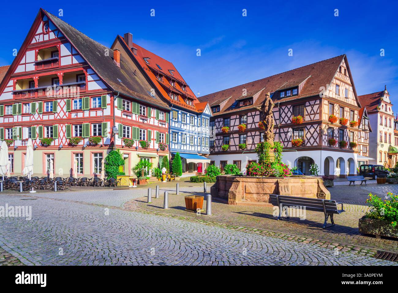 Gengenbach, Germania. Pittoresca cittadina nella regione della Foresta Nera, conosciuta per le sue case in legno ben conservate e le strade acciottolate. Foto Stock