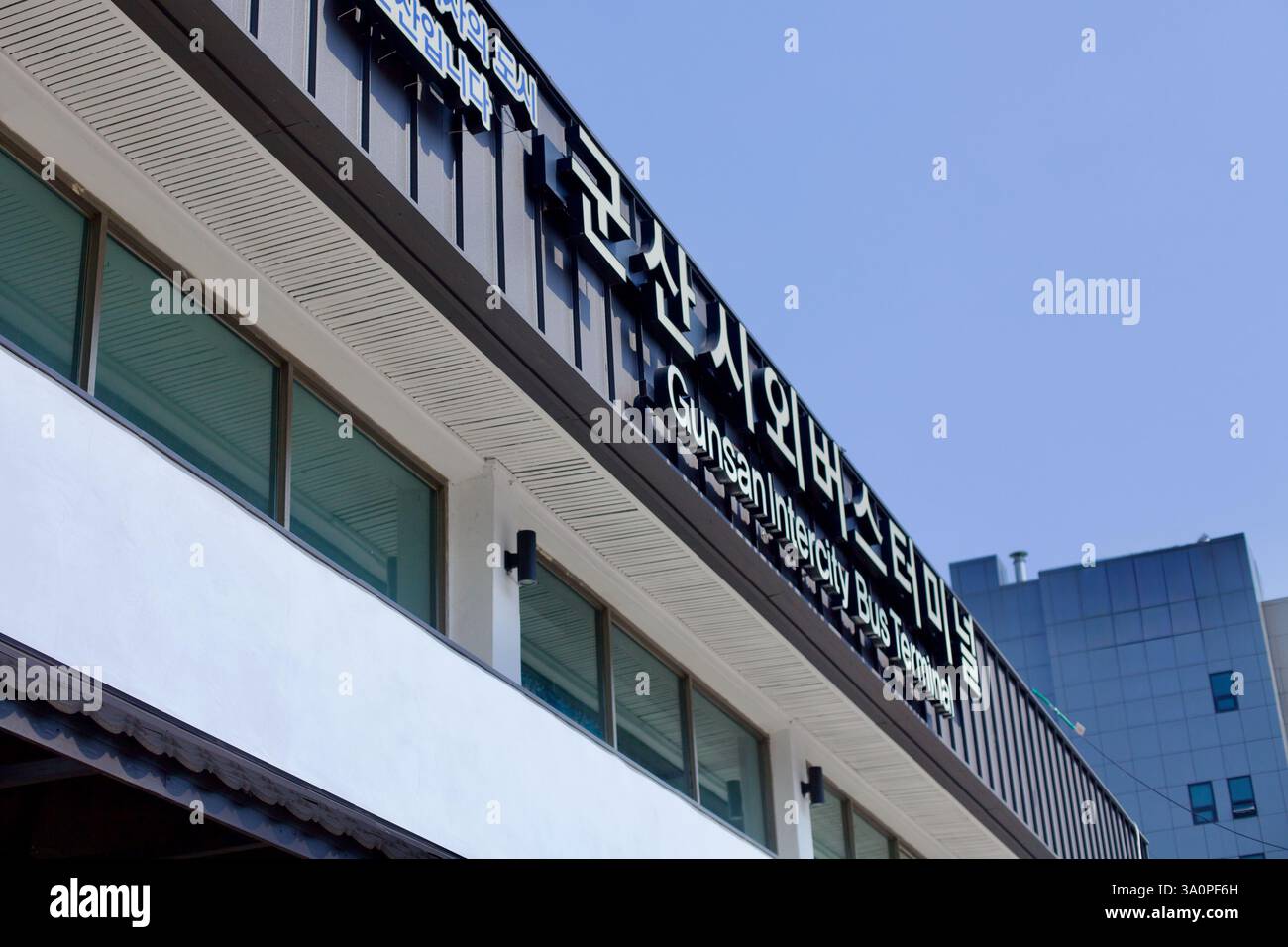 Gunsan, Corea del Sud - 28 maggio 2021: Una vista ravvicinata della segnaletica del terminal degli autobus Intercity di Gunsan, con testo in coreano e inglese contro una b chiara Foto Stock