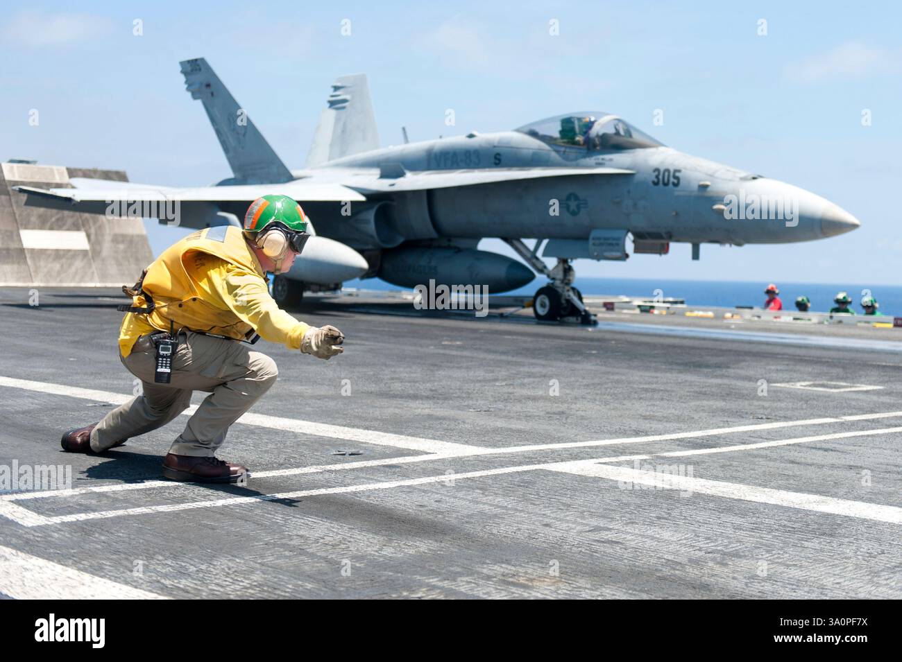 150615-N-ZG705-040 OCEANO ATLANTICO (15 giugno 2015) il tenente B. J. Burnham segnala di lanciare un F/A-18C Hornet, assegnato ai "Rampagers" dello Strike Fighter Foto Stock