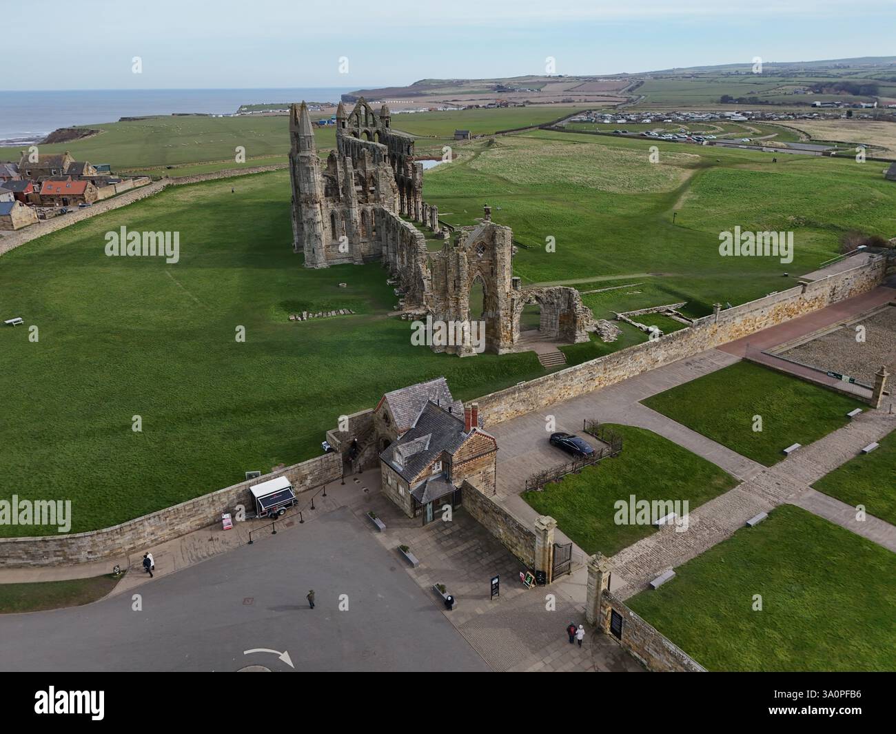 Whitby Abbey un monastero cristiano del VII secolo che in seguito divenne un'abbazia benedettina. Whitby, Yorkshire Foto Stock