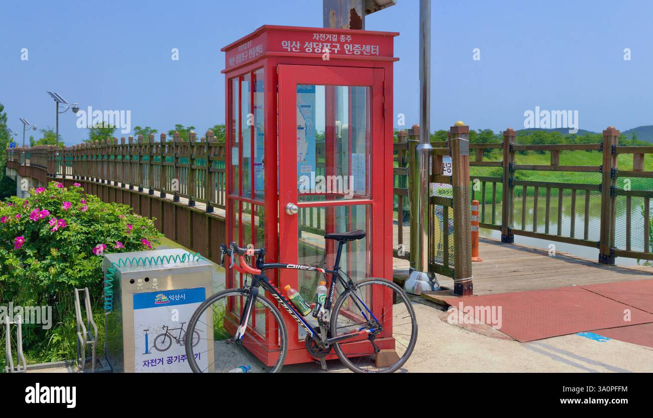 Iksan, Corea del Sud - 27 maggio 2021: Una bicicletta si appoggia contro il Centro di certificazione Iksan Seongdangpogu, dove i ciclisti sul sentiero ciclabile Geumgang fiaccano Foto Stock