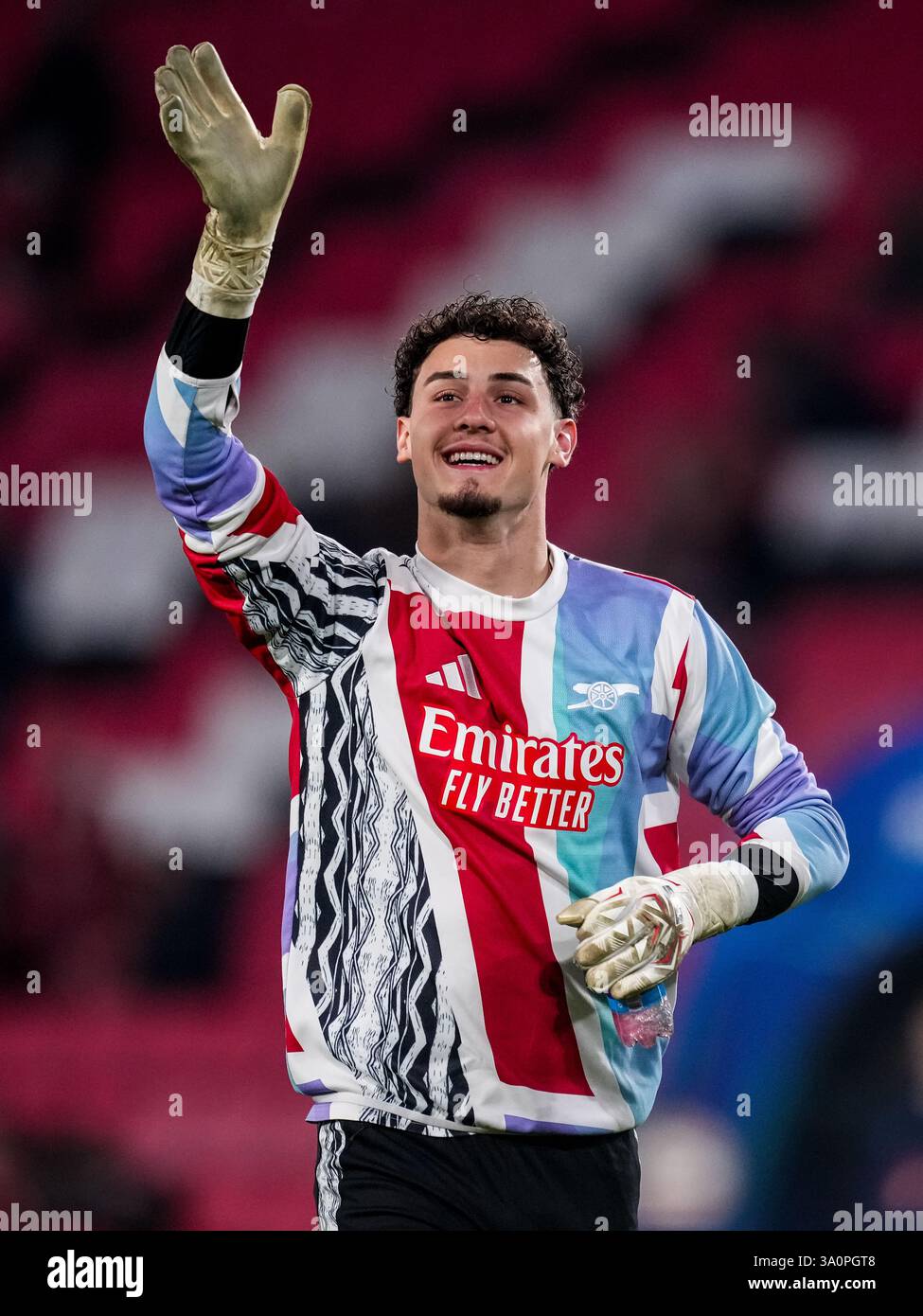 EINDHOVEN, PAESI BASSI - 4 MARZO: Il portiere dell'Arsenal Tommy Setford sbarca prima della UEFA Champions League 2024/25 UEFA Champions League 2024/25 partita di andata del 16° turno tra PSV e Arsenal FC al Philips Stadion il 4 marzo 2025 a Eindhoven, Paesi Bassi. (Foto di René Nijhuis/MB Media) Foto Stock