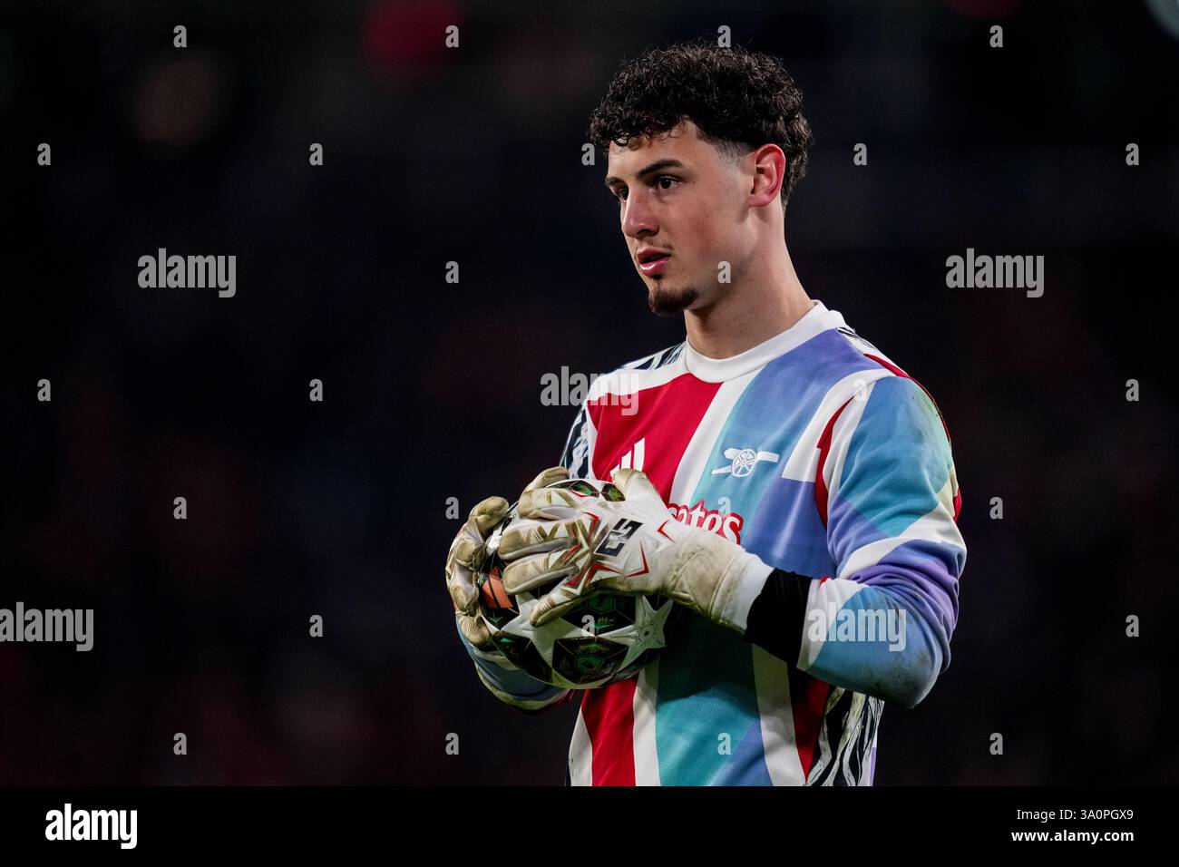 EINDHOVEN, PAESI BASSI - 4 MARZO: Il portiere dell'arsenale Tommy Setford si scalda prima della UEFA Champions League 2024/25 UEFA Champions League 2024/25 turno di andata e ritorno tra PSV e Arsenal FC al Philips Stadion il 4 marzo 2025 a Eindhoven, Paesi Bassi. (Foto di René Nijhuis/MB Media) Foto Stock