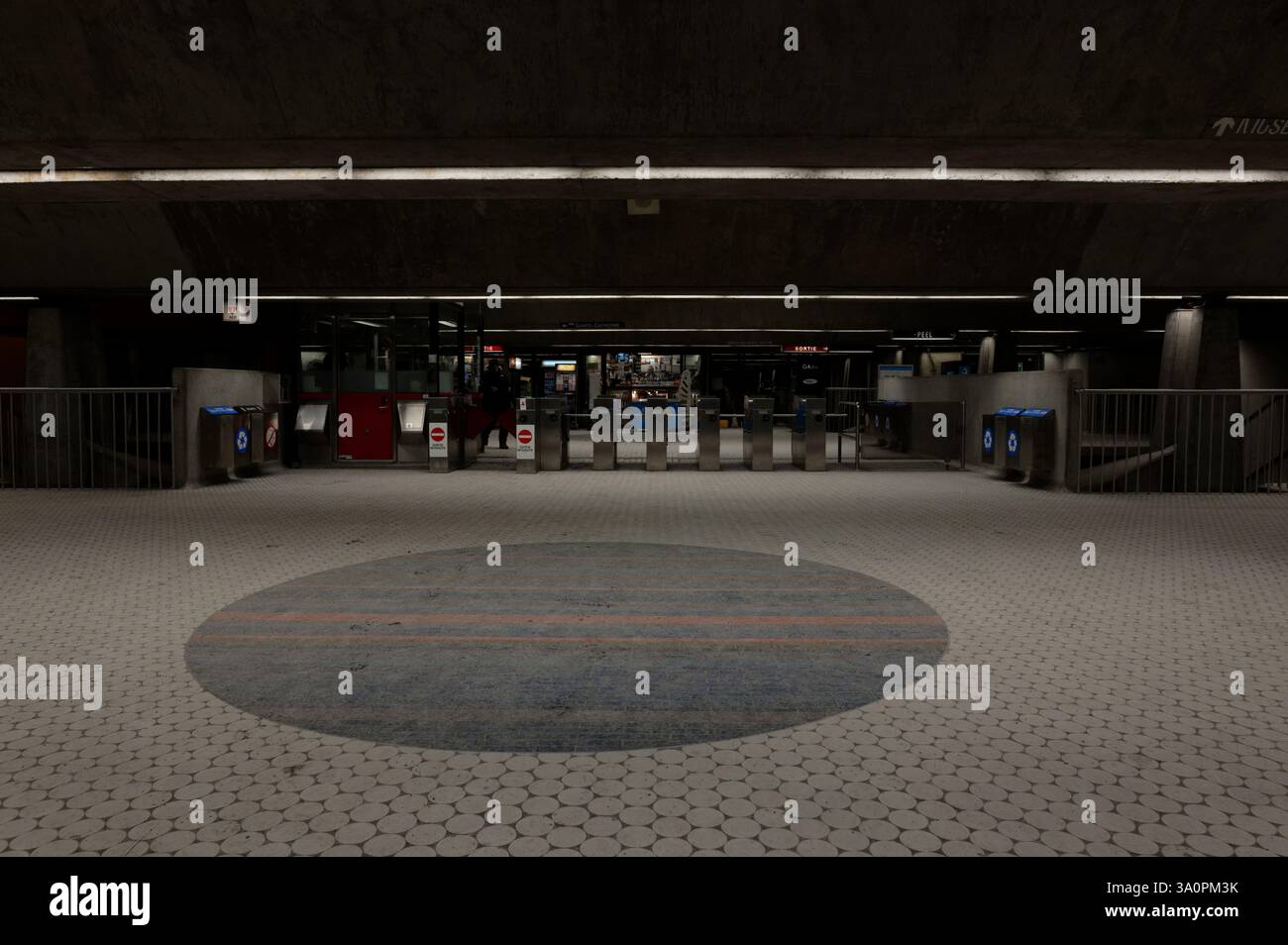 L'architettura minimalista e l'illuminazione soffusa definiscono l'interno tranquillo di Peel Station Foto Stock