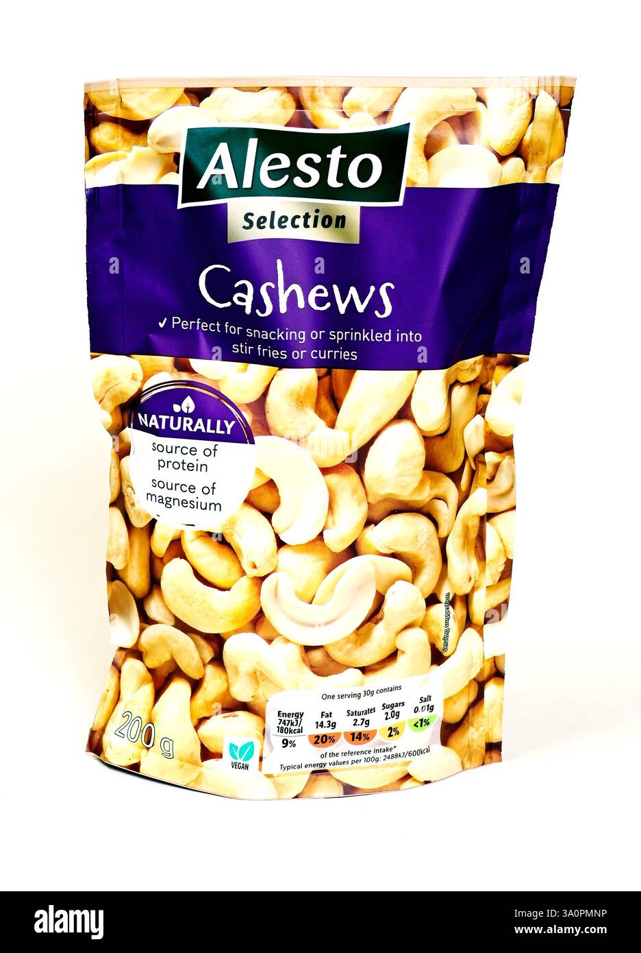Confezione di anacardi Alesto Selection. Perfetto per preparare spuntini o cospargere di patatine fritte o curry. Naturalmente fonte di proteine fonte di magnesio. 200 g.. Foto Stock