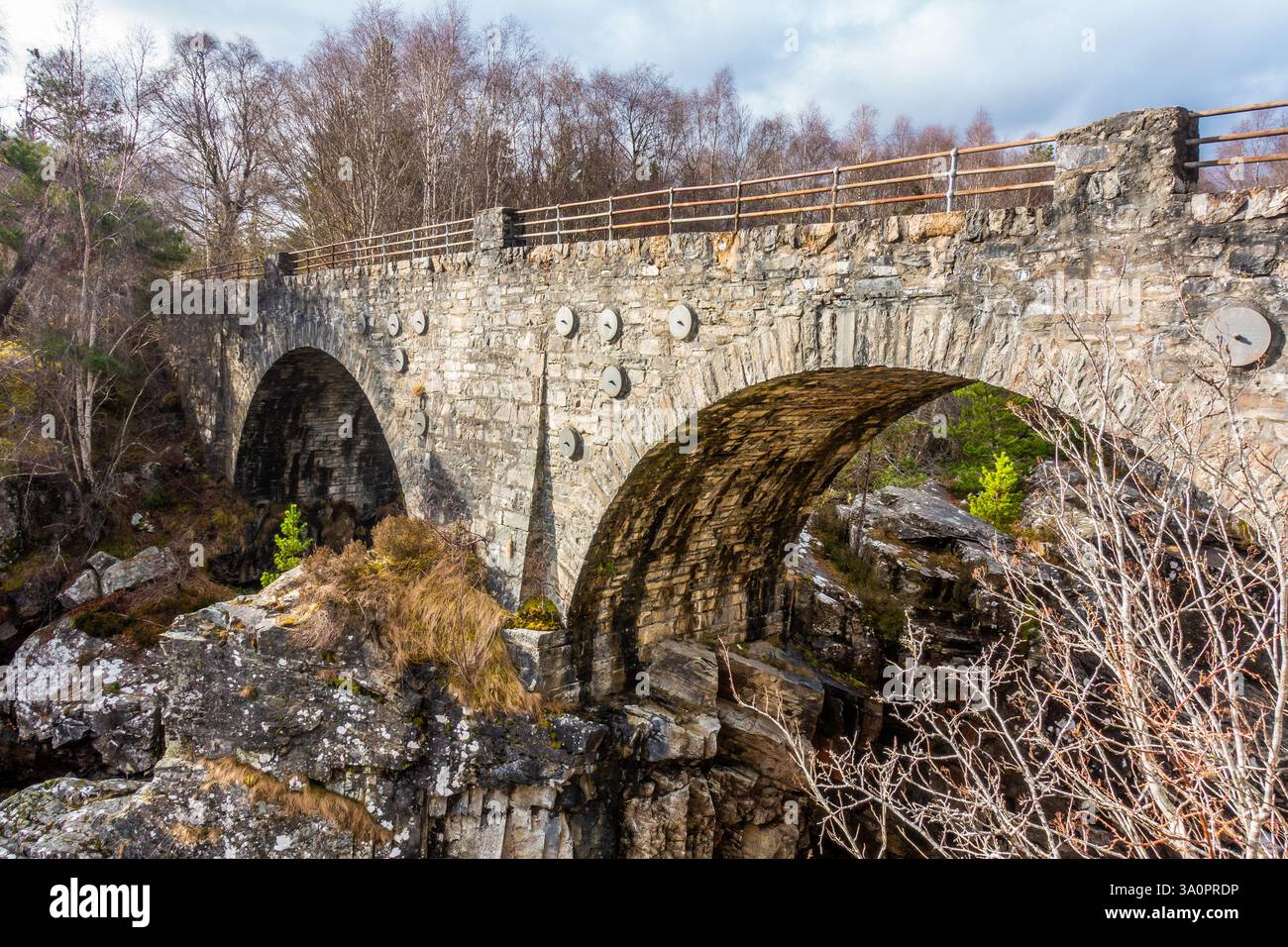 Ponte sulle Black Water vicino a Garve in Scozia, il percorso fino alla montagna di Little Wyvis Foto Stock