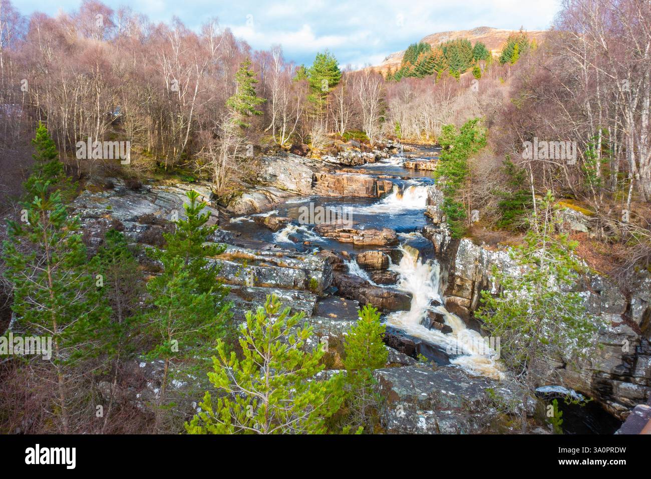 Black Water vicino a Garve in Scozia, il percorso fino alla montagna di Little Wyvis Foto Stock