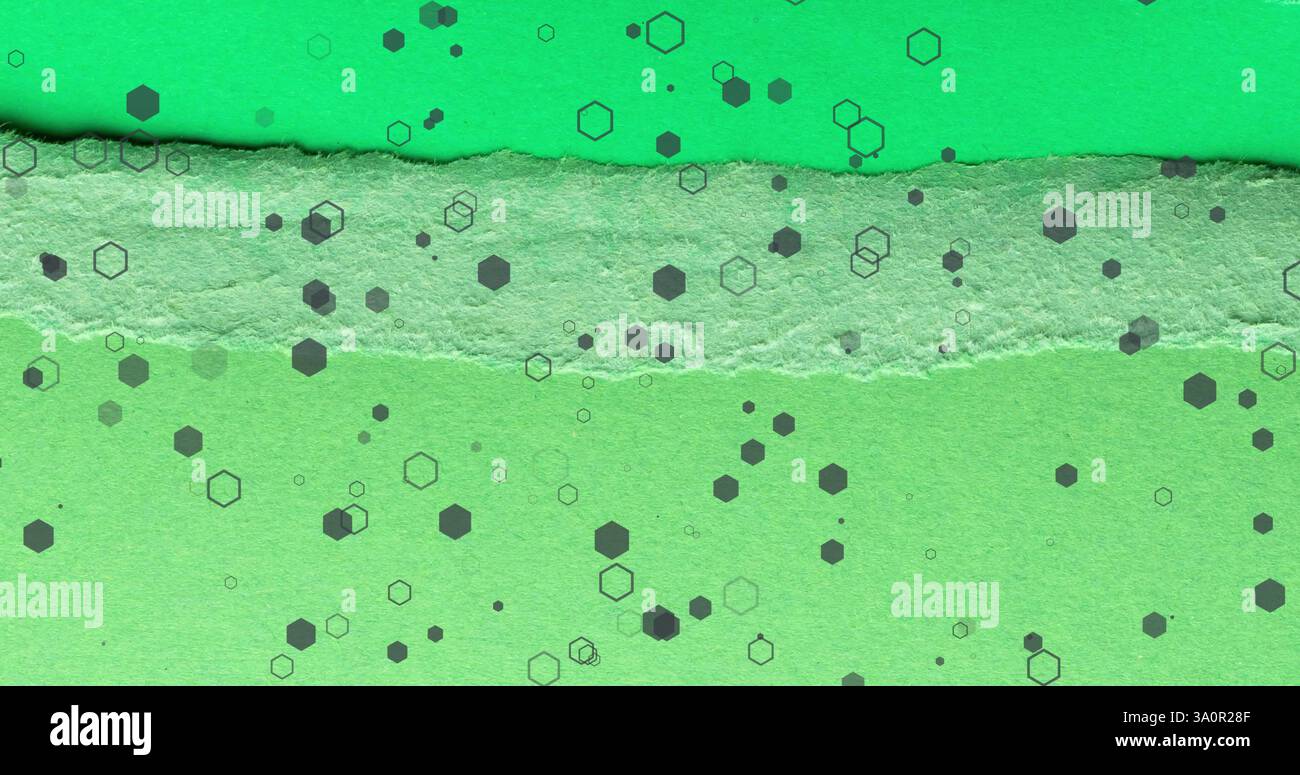 Immagine di macchie, anelli ed esagoni grigi su texture di carta strappata colorata Foto Stock