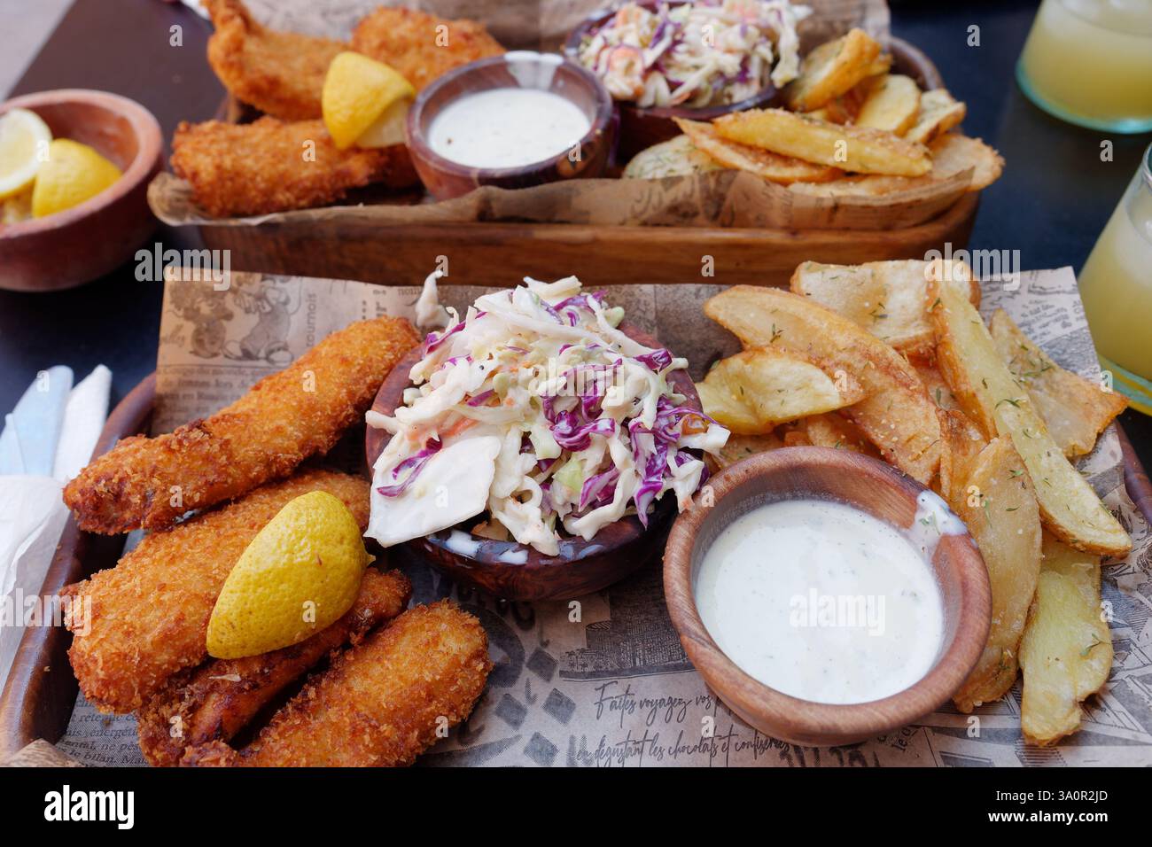 Pesce e patatine fritte con insalata di cavolo fatta in casa e salsa al ristorante Fishburher di Essaouira. 4 marzo 2025 Foto Stock