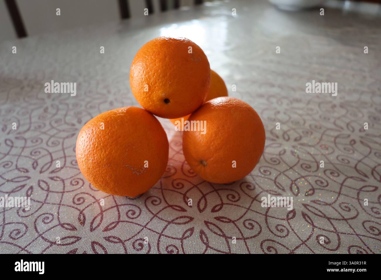 Tre arance su un tavolo Foto Stock