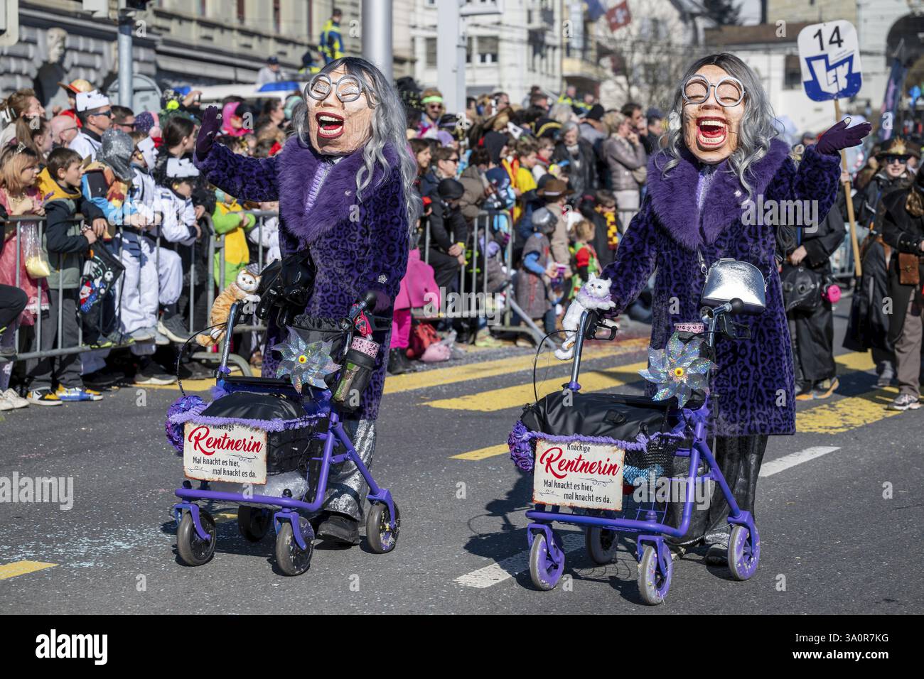 Carnival Revelers Pensioners Rollator Foto Stock