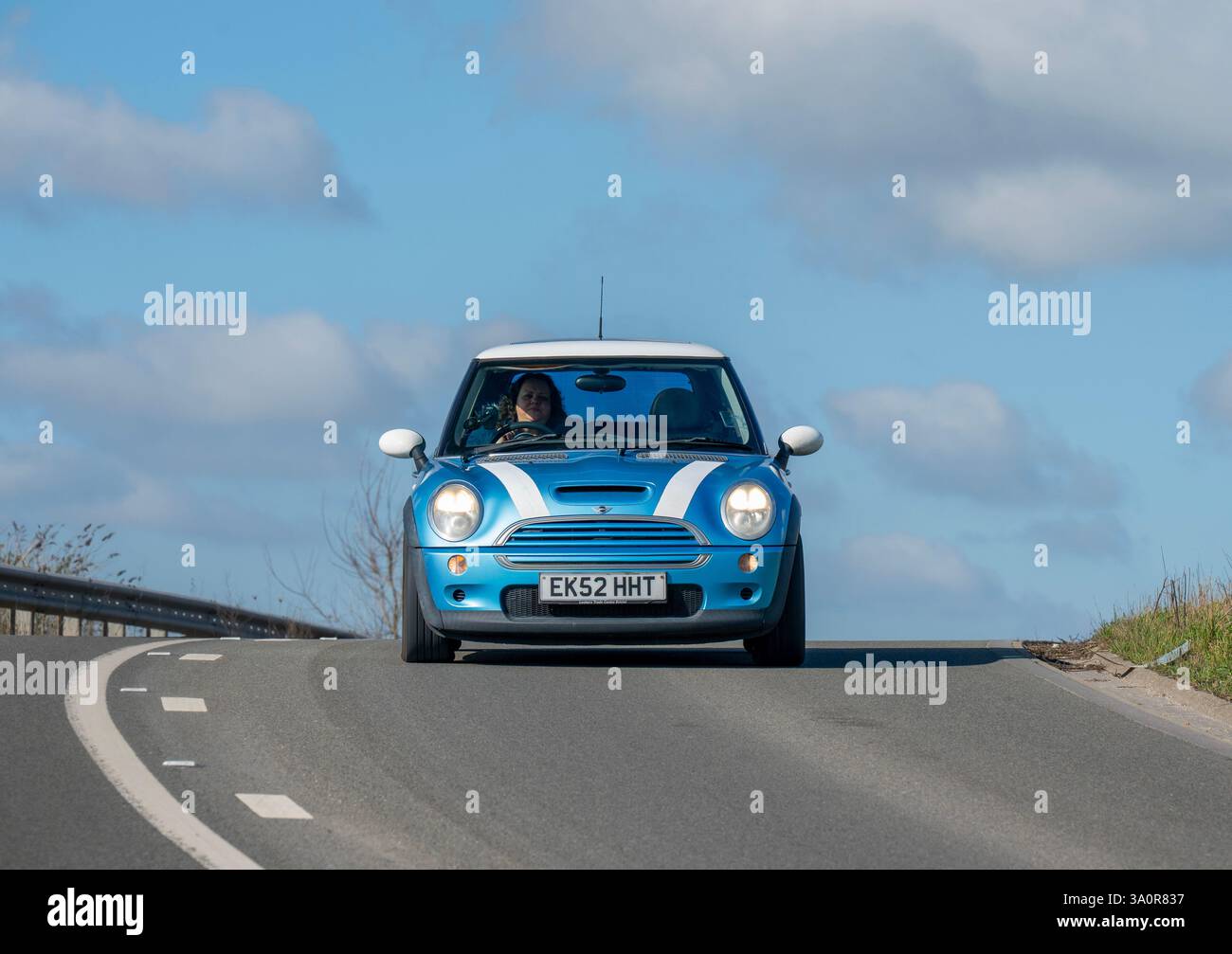 2002 R53 Mini Cooper S, piccolo portello caldo, che gira dietro un angolo acuto su una veloce strada di campagna nel Kent, nel sud-est dell'Inghilterra Foto Stock