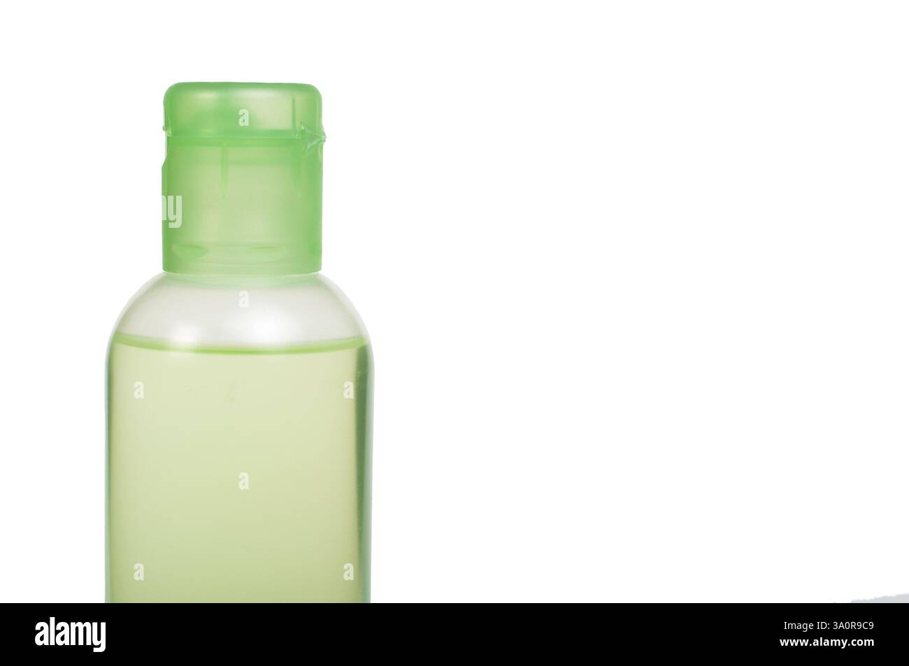 Trasparente verde bottiglia di cosmetici. White isolato Foto Stock