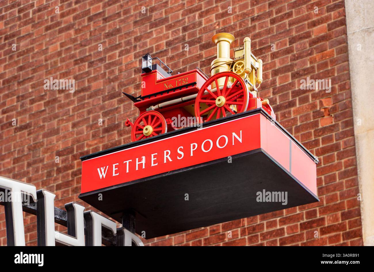 Modello di motopompa antincendio d'epoca sul cartello presso il pub Wetherspoons 'The Fire Station' a Whitley Bay Tyne & Wear Foto Stock