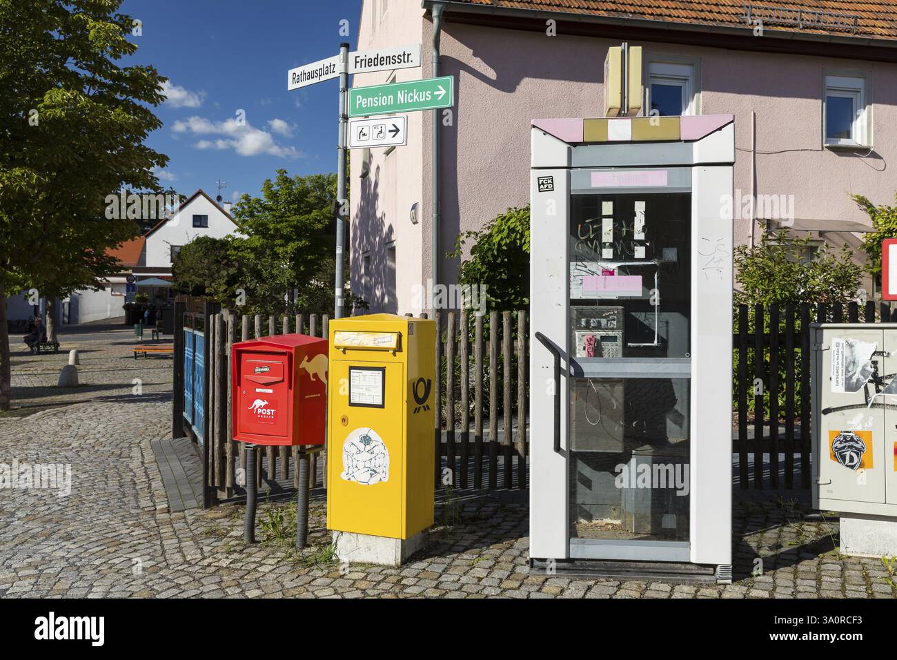 Cassetta telefonica, Deutsche Post e cassetta postale postmoderna a Weinboehla, Sassonia, Germania, Europa Foto Stock