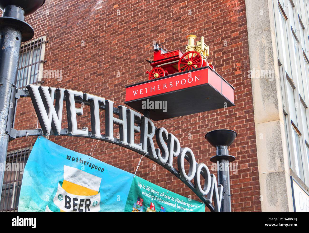 Modello di motopompa antincendio d'epoca sul cartello presso il pub Wetherspoons 'The Fire Station' a Whitley Bay Tyne & Wear Foto Stock