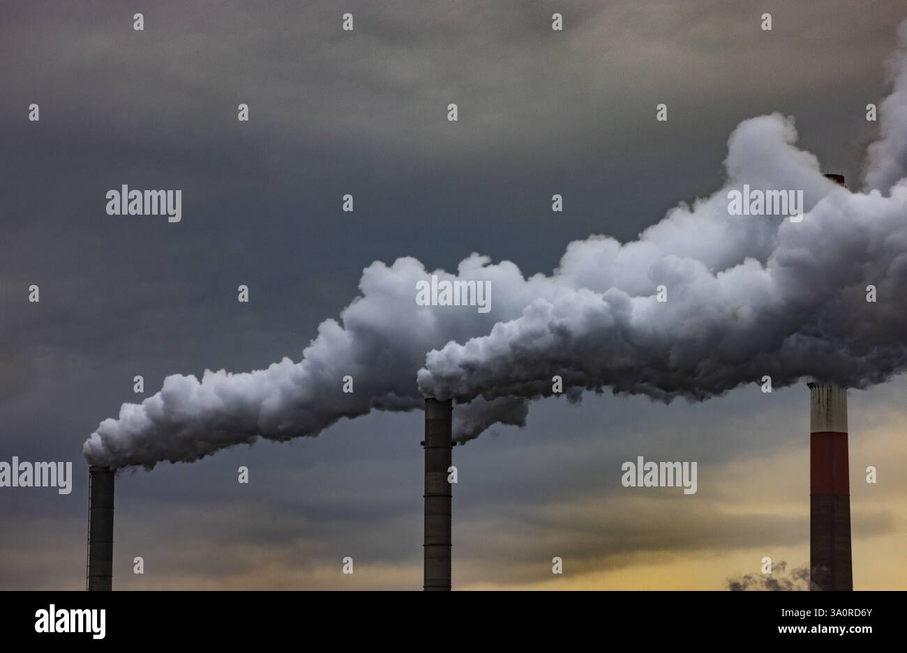 Inquinamento, industria, fumo che fuoriesce dal camino di una fabbrica, Lenzing, alta Austria, Austria, Europa Foto Stock