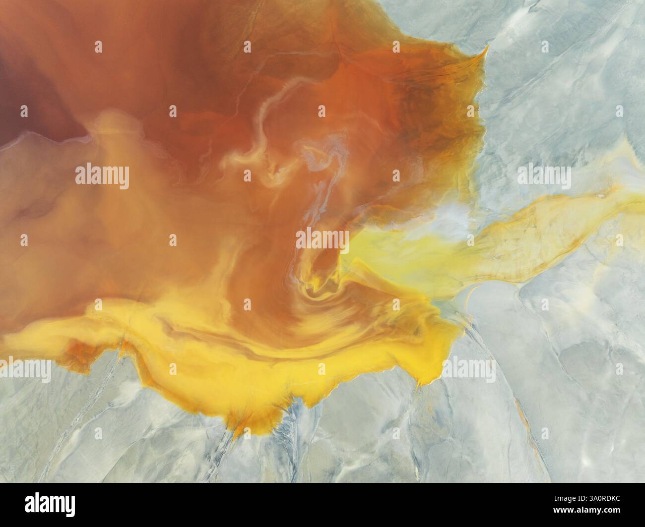 Laghetto di rifiuti nella zona ricca di minerali delle miniere di Rio Tinto. Il colore è causato da minerali di ferro ossidati. Vista aerea. Colpo di drone. Provincia di Huelva, Foto Stock