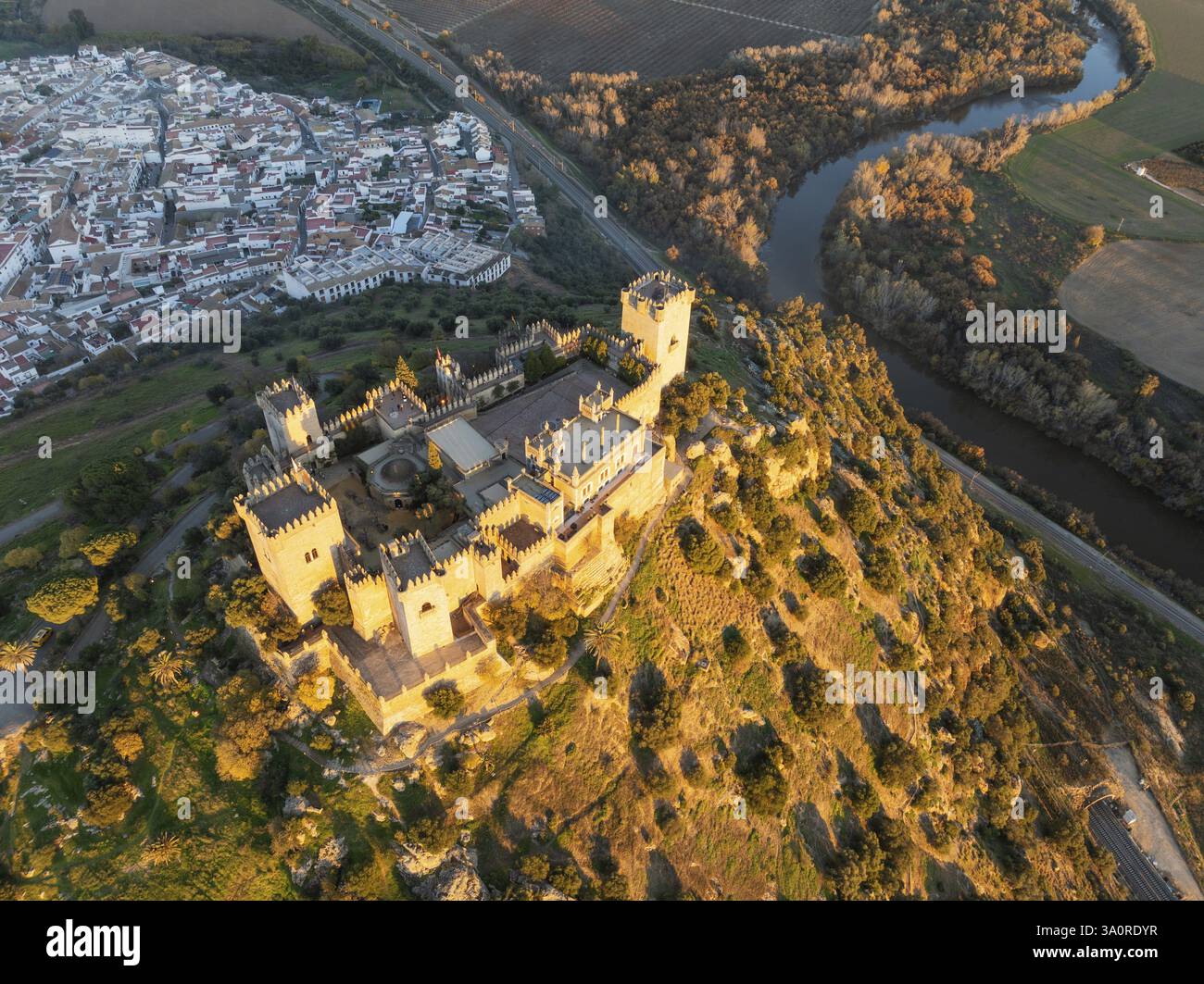 L'imponente castello moresco di Almodovar del Rio, risalente all'VIII secolo, si erge sopra la valle del fiume Guadalquivir. Vista aerea. Colpo di drone. Cordob Foto Stock