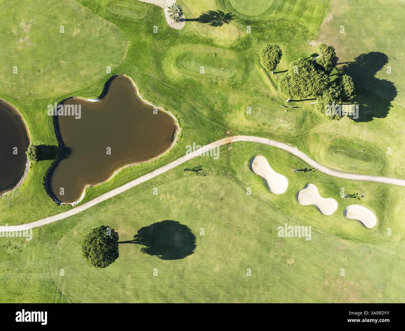 Fairway presso l'Islantilla Golf Resort. Vista aerea. Colpo di drone. Provincia di Huelva, Andalusia, Spagna, Europa Foto Stock