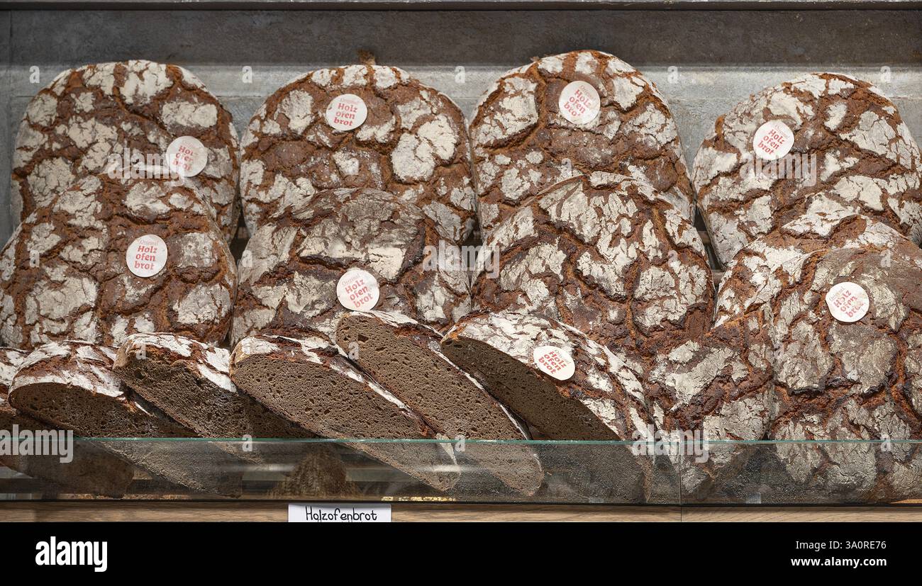 Pane fresco cotto a legna in una panetteria, Baviera, Germania, Europa Foto Stock