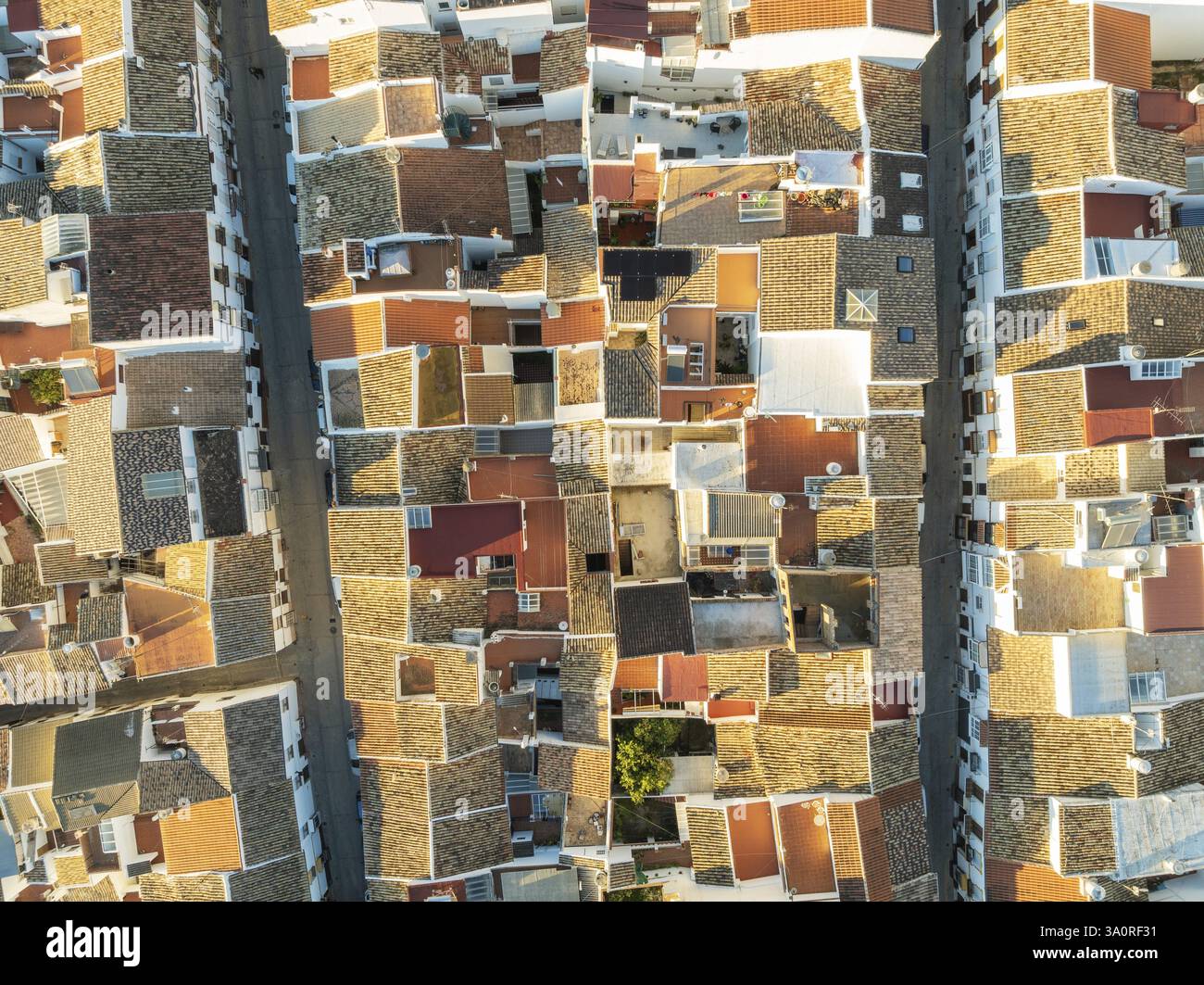 Strade e tetti nella città Bianca di Olvera. Vista aerea. Colpo di drone. Provincia di Cadice, Andalusia, Spagna, Europa Foto Stock