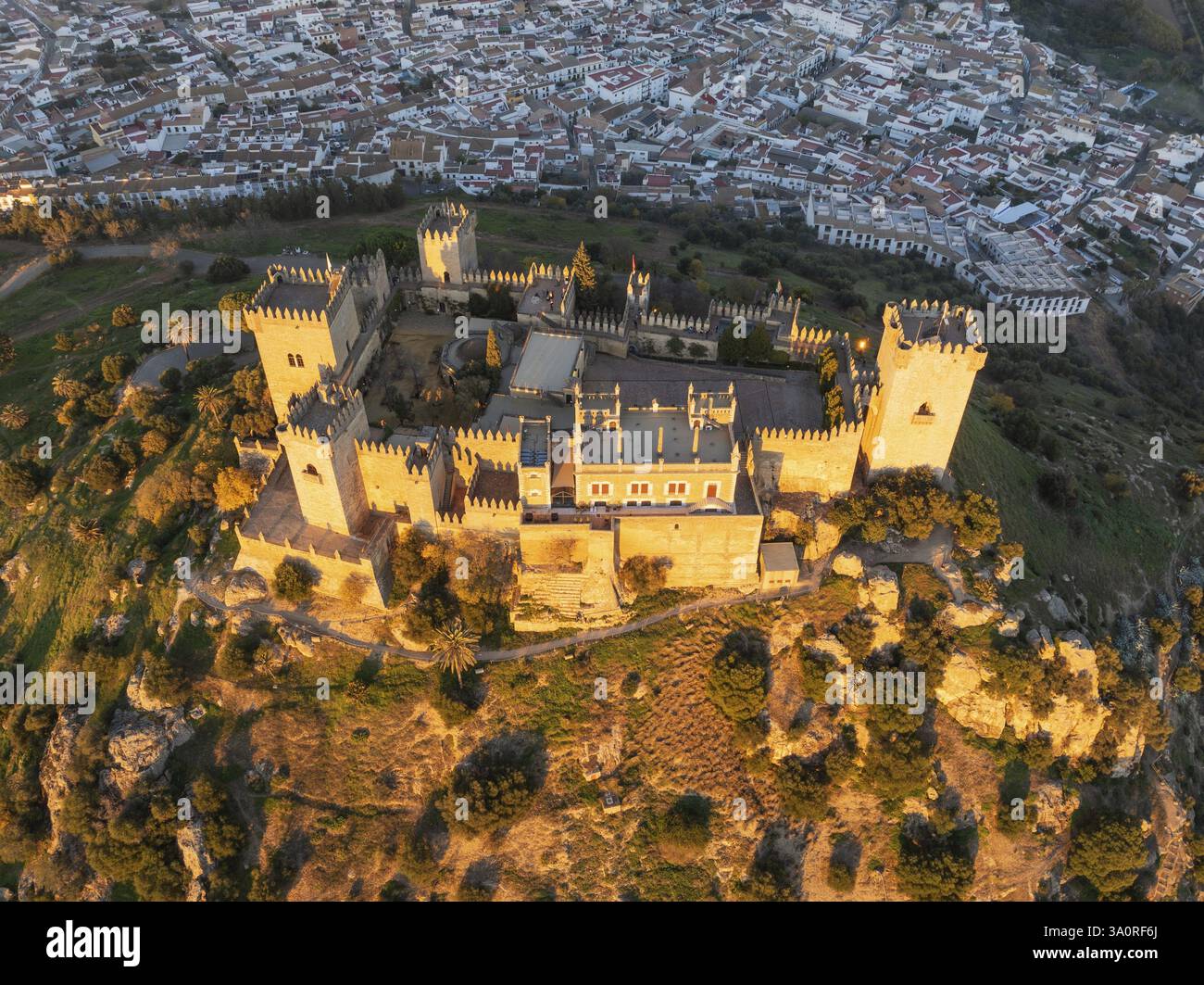 L'imponente castello moresco di Almodovar del Rio, risalente all'VIII secolo, si erge sopra la valle del fiume Guadalquivir. Vista aerea. Colpo di drone. Cordob Foto Stock