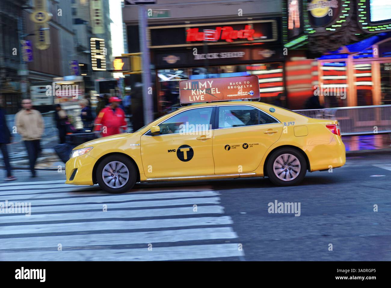 Midtown Manhattan, New York City, New York, Stati Uniti, Nord America, il taxi giallo di New York attraversa una strada con pedoni, Manhattan, Nord America Foto Stock