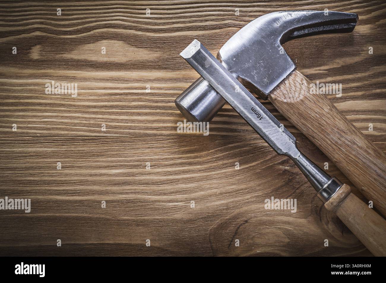 Scalpello piatto con martello a baionetta vintage Foto Stock