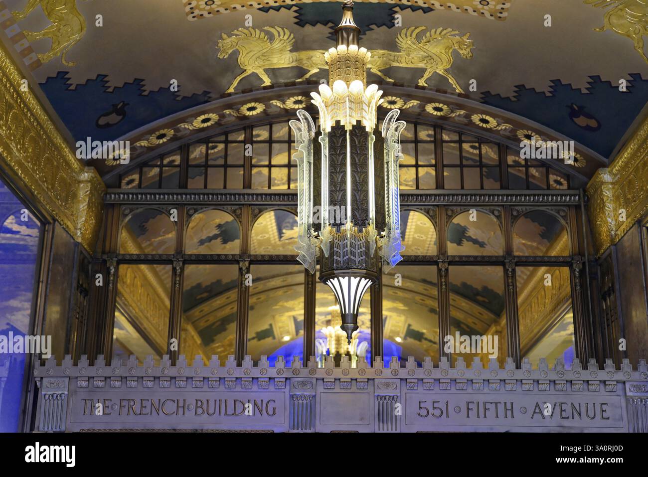 Magnifica plafoniera e decorazioni artistiche in un edificio a New York, Manhattan, Brooklyn, New York City, New York, New York, Stati Uniti, Nord America Foto Stock