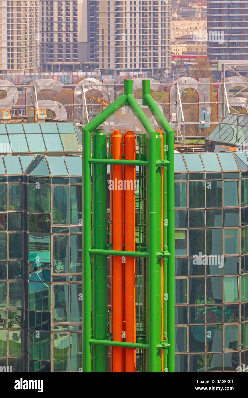 Vapore bianco vapore da caldaia a condensazione tubi di canna fumaria impianto di riscaldamento dell'edificio Foto Stock