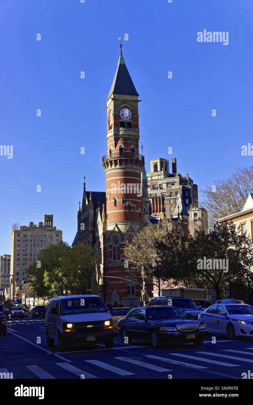 Brooklyn, New York, Stati Uniti, Nord America, edificio storico con torre dell'orologio, circondato dal traffico cittadino in cielo limpido, Manhattan, New York, Nord America Foto Stock