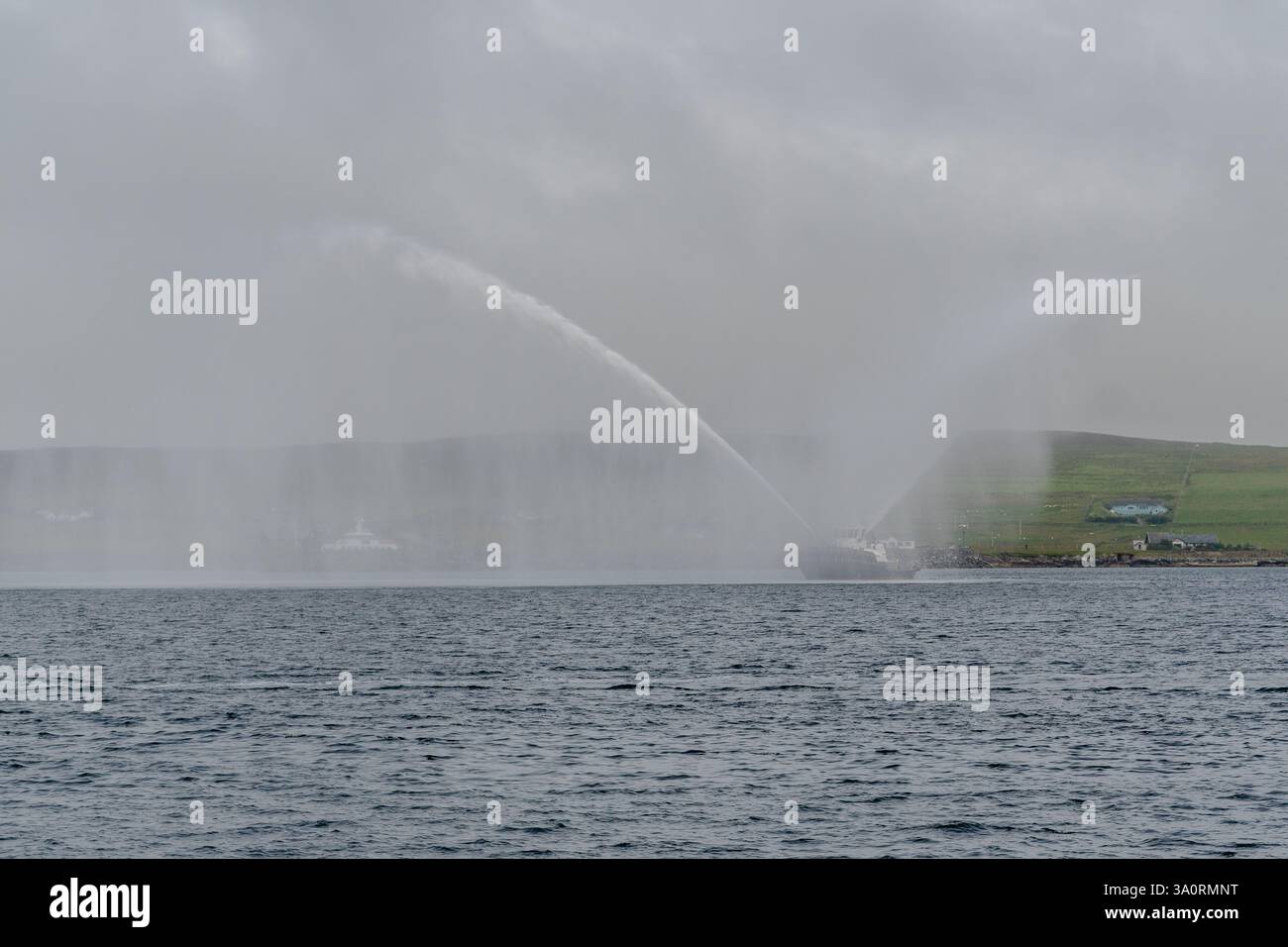 Una barca con manichette a piena potenza con una mostra all'evento Shetland Highship 2023 Foto Stock