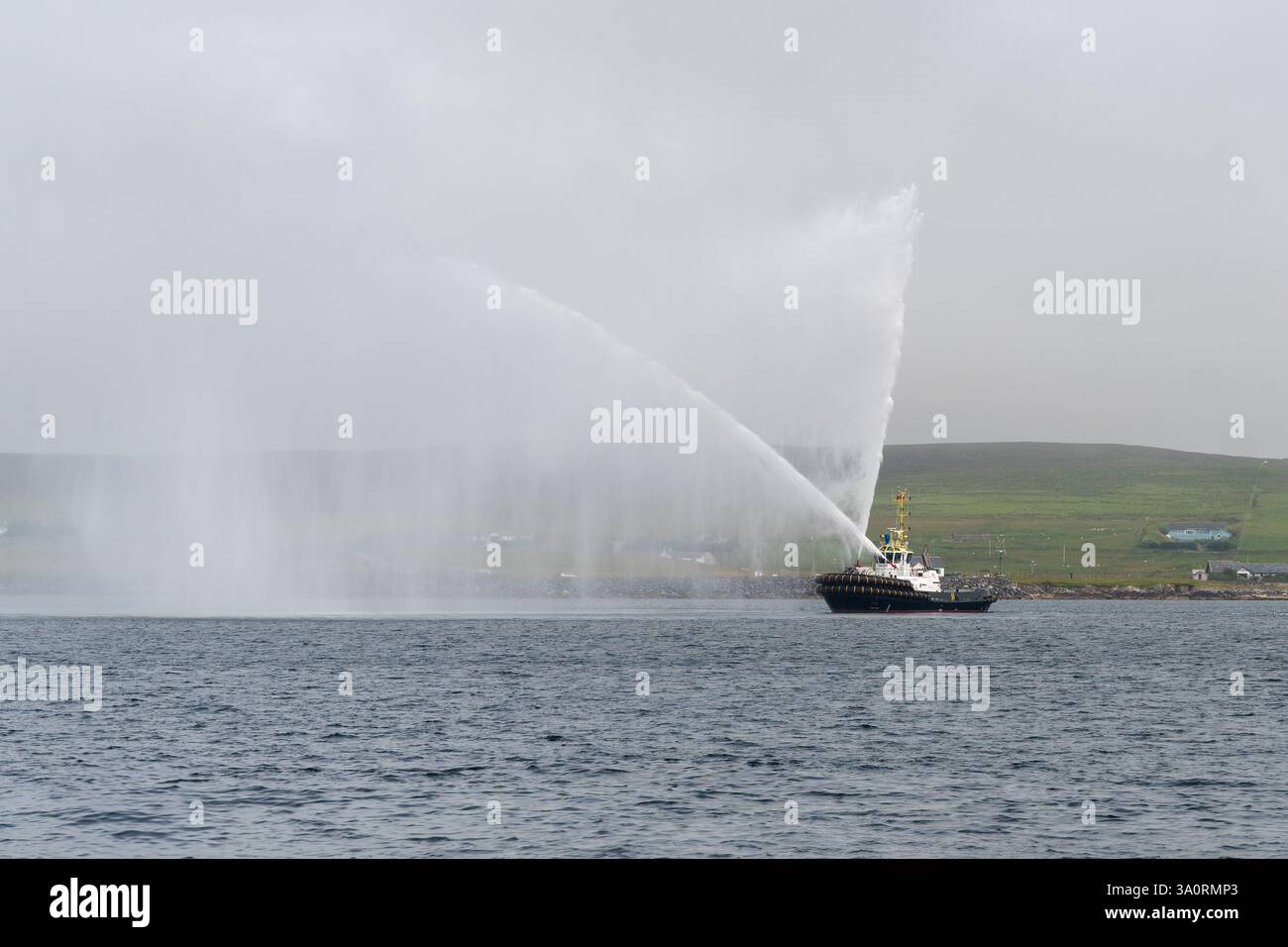 Una barca con manichette a piena potenza con una mostra all'evento Shetland Highship 2023 Foto Stock