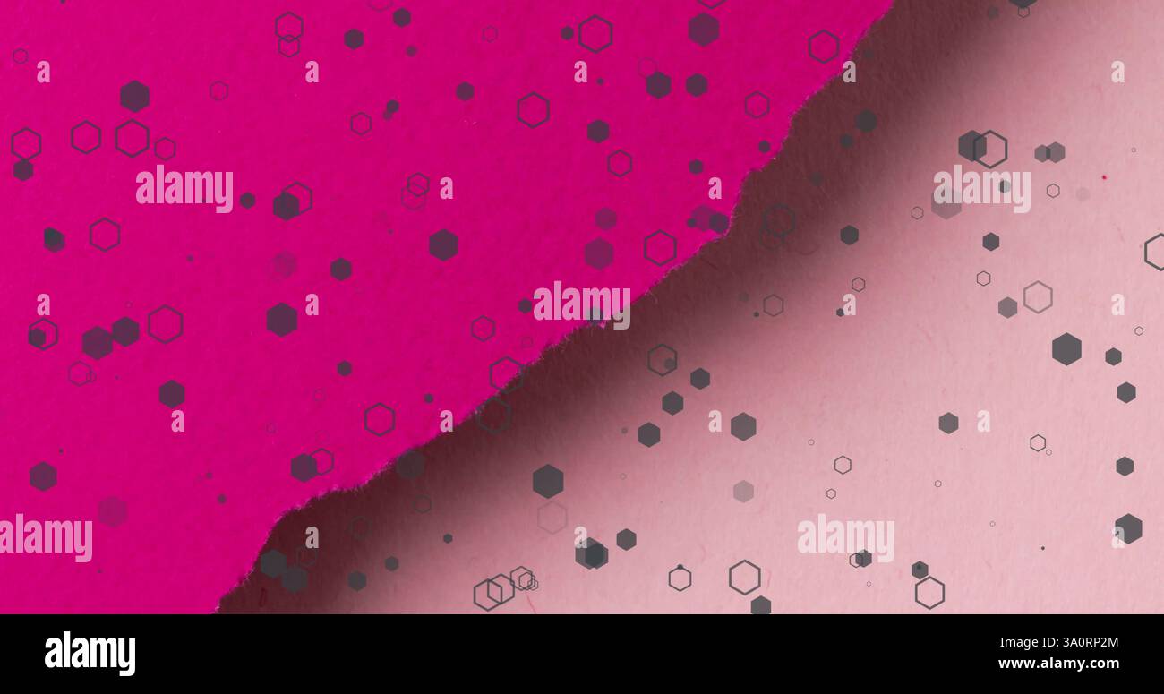 Immagine di macchie, anelli ed esagoni grigi su texture di carta strappata colorata Foto Stock