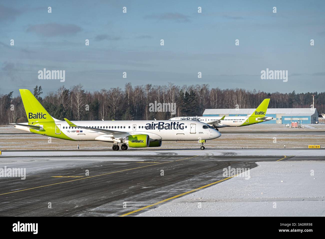Riga, Lettonia - 15 febbraio 2025: Airbus A220-300 in manovra sulla pista dell'aeroporto internazionale di riga durante l'inverno. Foto Stock